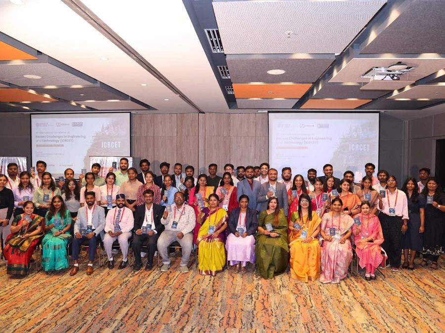 Group photograph of the delegates in the main hall