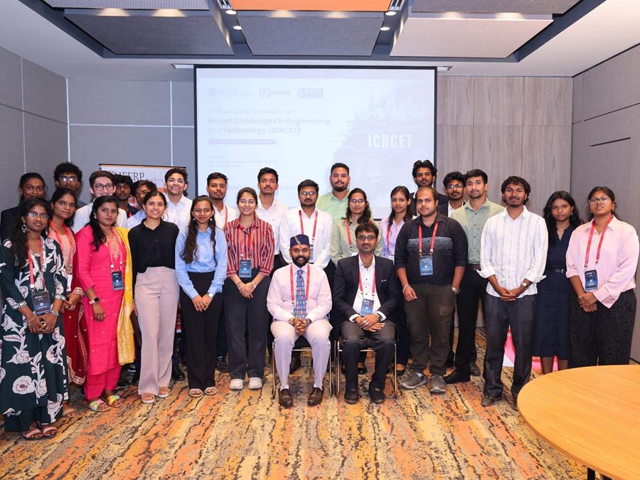 Closing group photograph with the organising committee